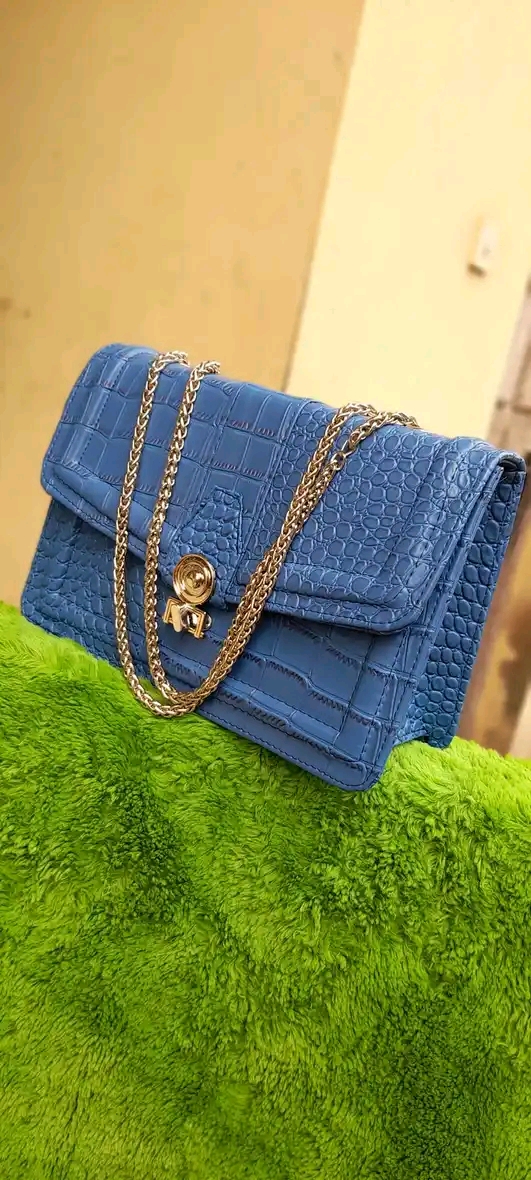 Please help mw start my own bag making business Handmade bag made by a young Nigeria woman who need support to buy an industrial sewing mavhine.